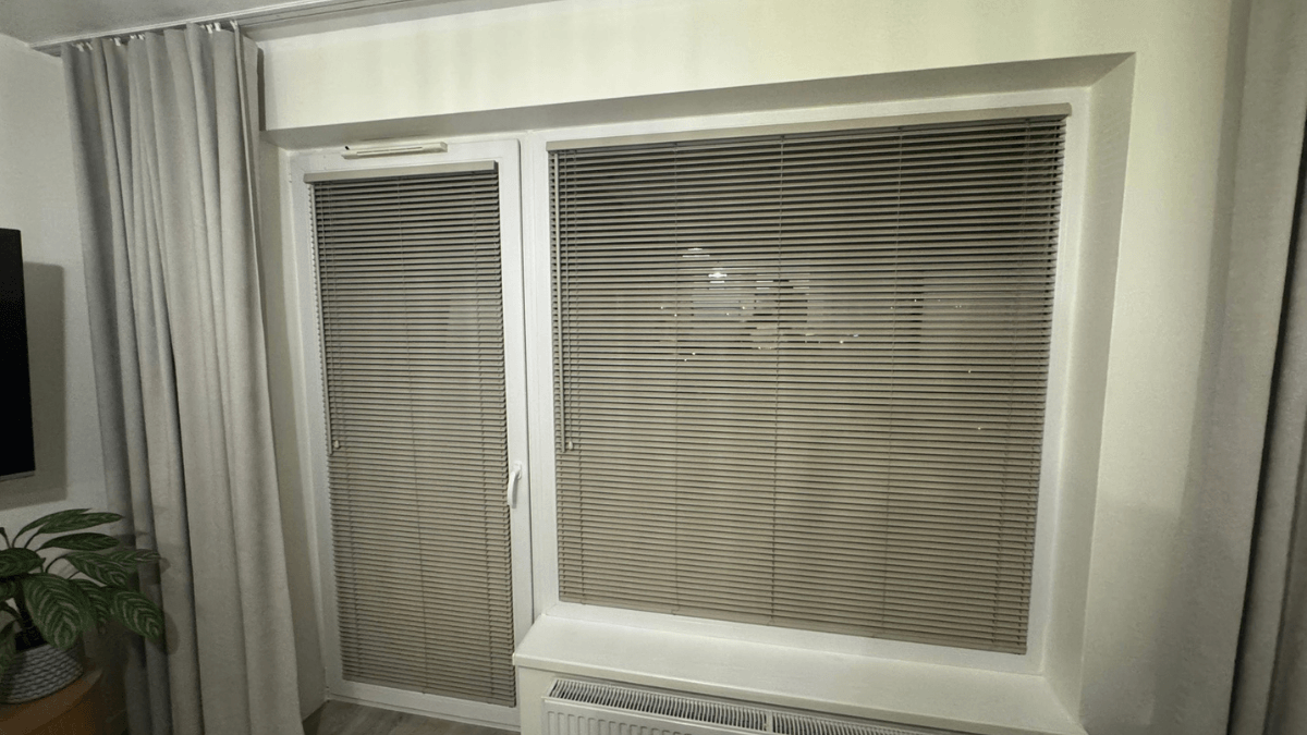 Zamontowane żaluzje drewno